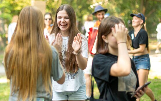 Jak edukacja domowa zmienia polskie rodziny? Kulisy nowej książki Patryka Świątka