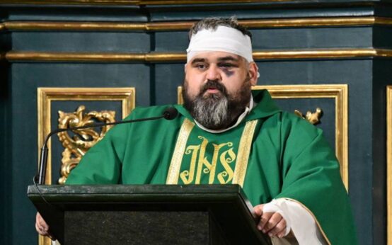 Powrót do opactwa. Ranny ksiądz odprawił mszę dwa dni po ataku