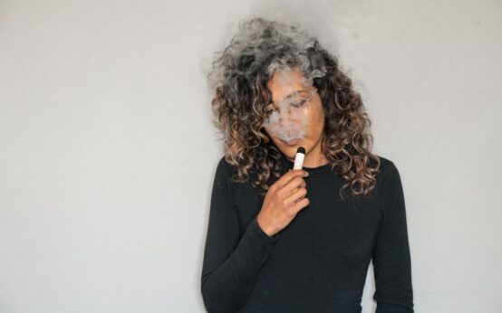 Czy vaping może zmienić głos? Przypadek Seleny Gomez wywołuje dyskusję o zdrowiu strun głosowych