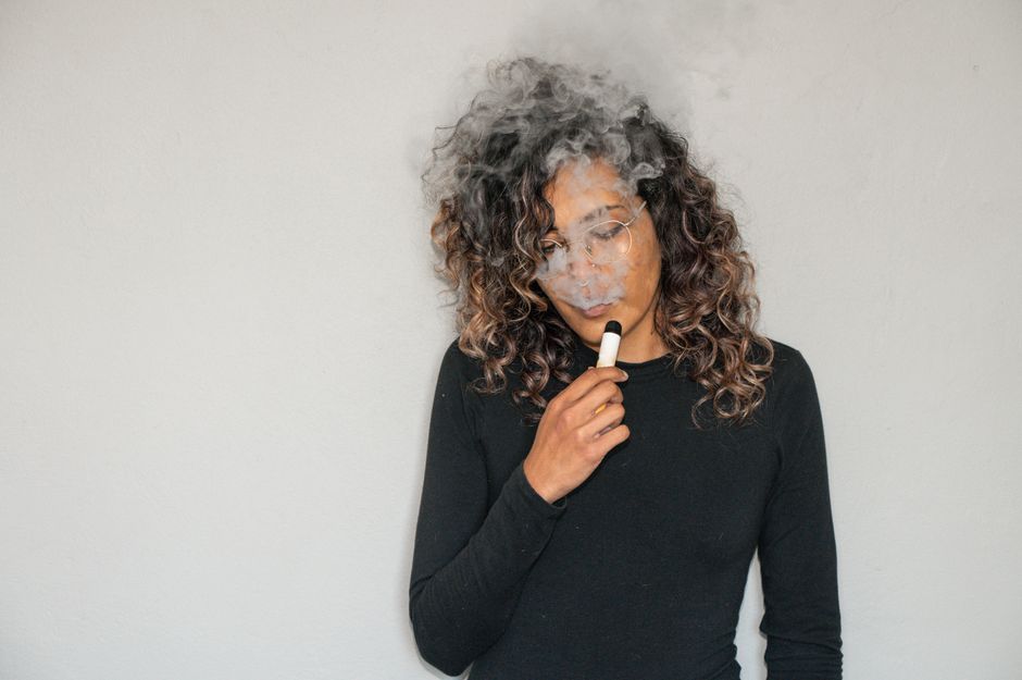 Czy vaping może zmienić głos? Przypadek Seleny Gomez wywołuje dyskusję o zdrowiu strun głosowych