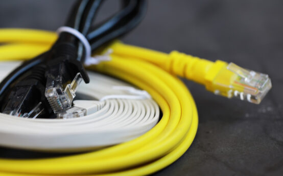 Dlaczego kable ethernetowe mają skręcone przewody? To nie przypadek