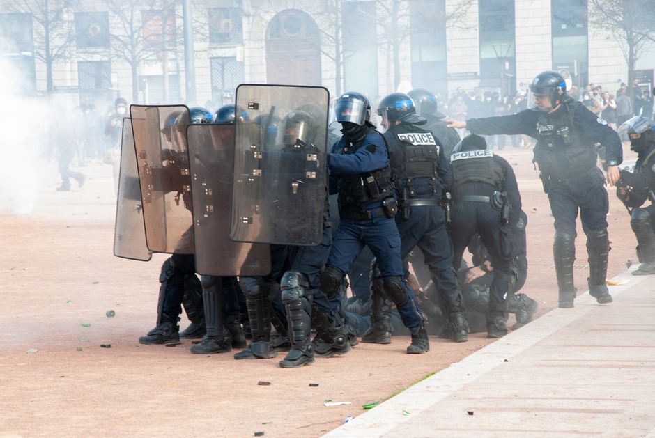 Francja w napięciu: Premier Lecornu wzywa liderów partii do rozmów po fali protestów