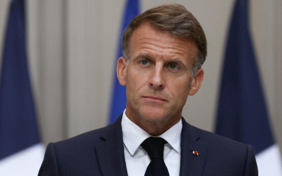 Francja w ogniu protestów: Macron nie pozwala odejść ministrowi spraw wewnętrznych