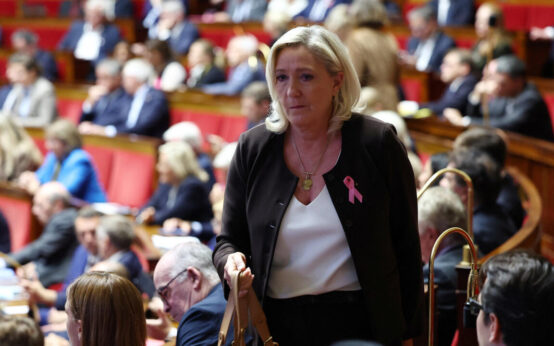 Francja w ogniu protestów: Marine Le Pen zyskuje na fali społecznego gniewu