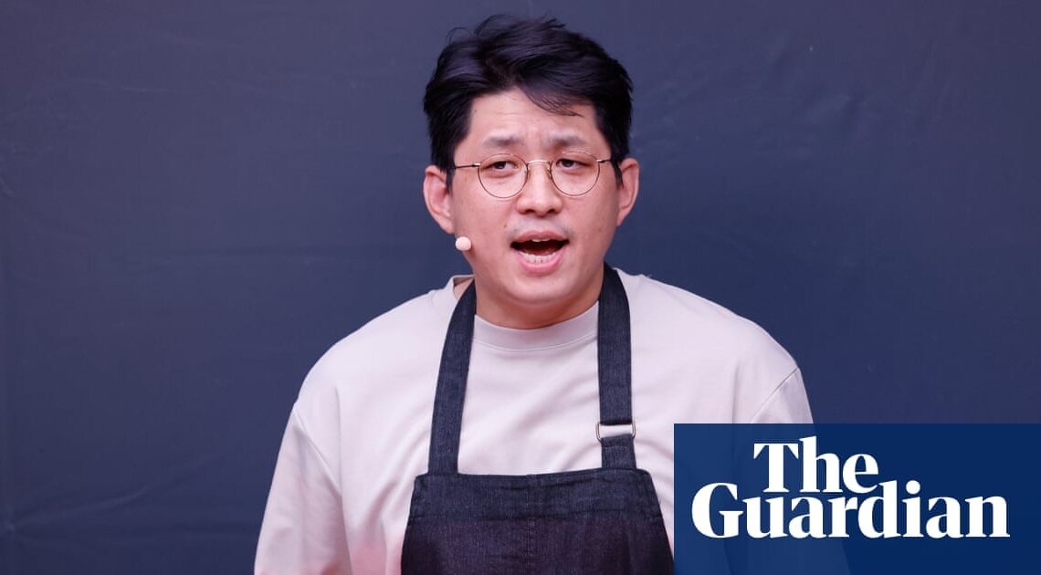 Jaha Koo: Koreański artysta, który łączy teatr z technologią i smakiem kimchi