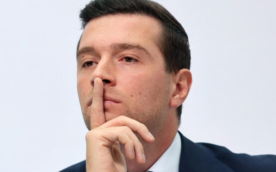 Kłopoty Jordana Bardelli: zarzuty o ukrywanie antysemickich wpisów