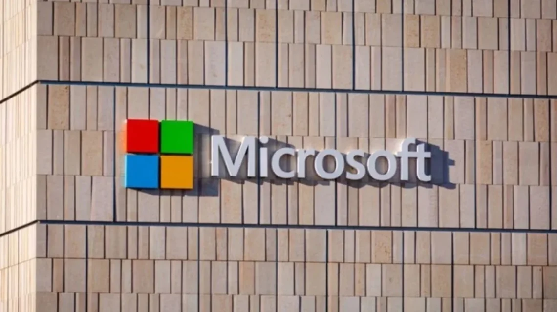 Microsoft tnie koszty i oferuje odprawy. Gigant inwestuje fortunę w sztuczną inteligencję