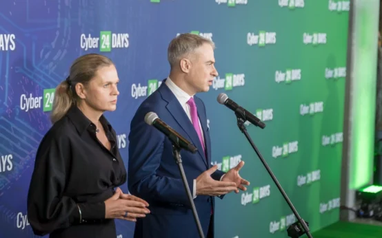 Minister cyfryzacji grozi palcem gigantom. O krok od blokady Facebooka w Polsce