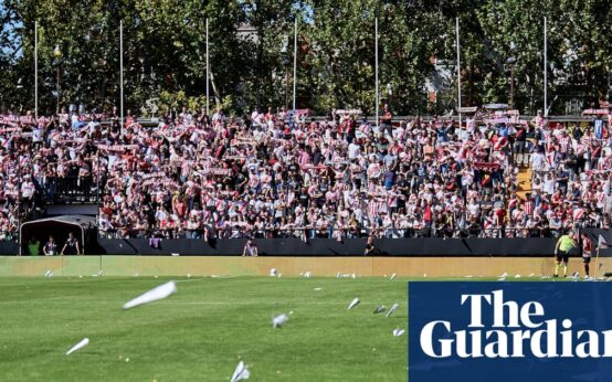 Papierowe samoloty nad murawą. Protest kibiców Rayo Vallecano przerwał mecz