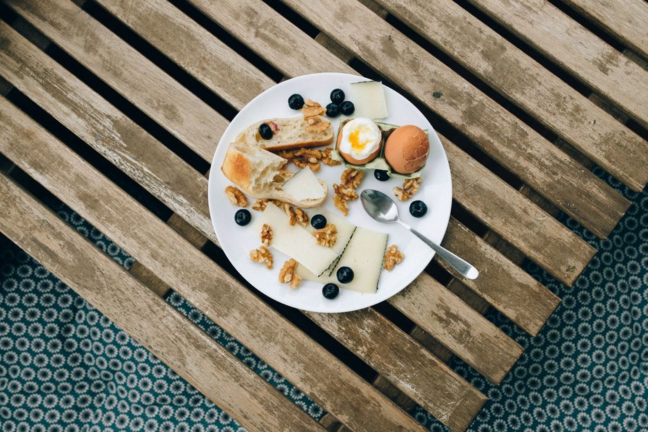 Serek wiejski czy jajka? Które źródło białka lepiej wspiera dietę