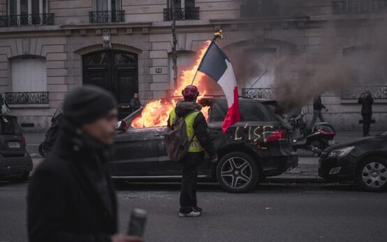 Spór o winę za zamieszki we Francji. Rząd wskazuje na radykalne grupy
