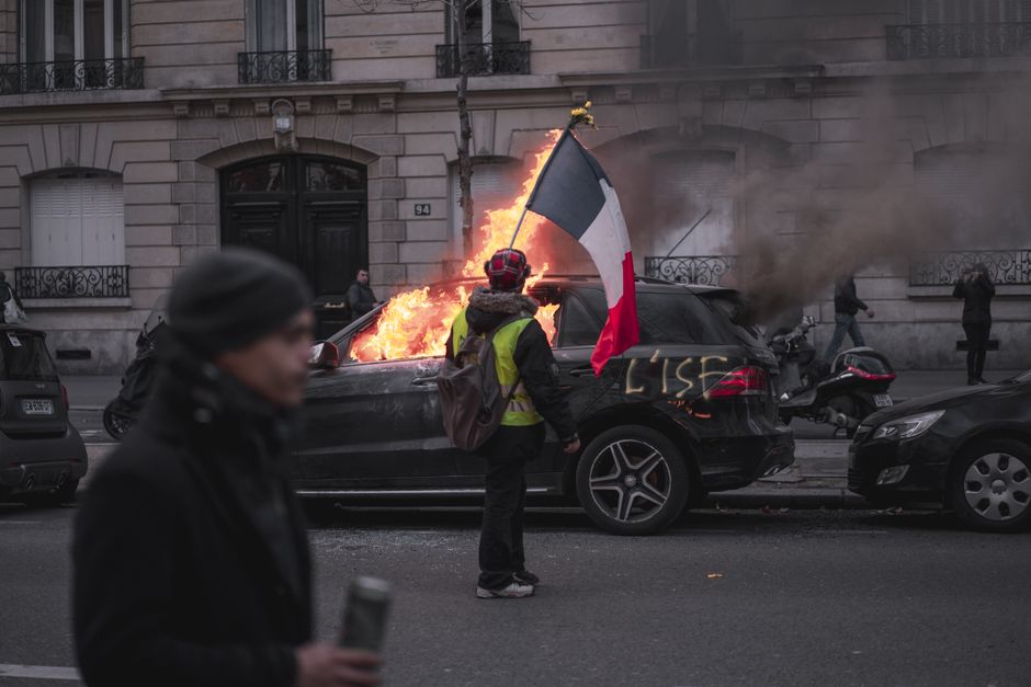 Spór o winę za zamieszki we Francji. Rząd wskazuje na radykalne grupy