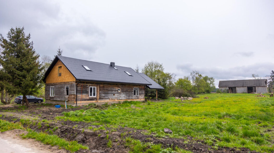 Zrujnowany dom z historią: jak odnaleźć perłę architektury pod warstwami zaniedbań